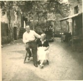 Tulio sa mère Alba.jpg